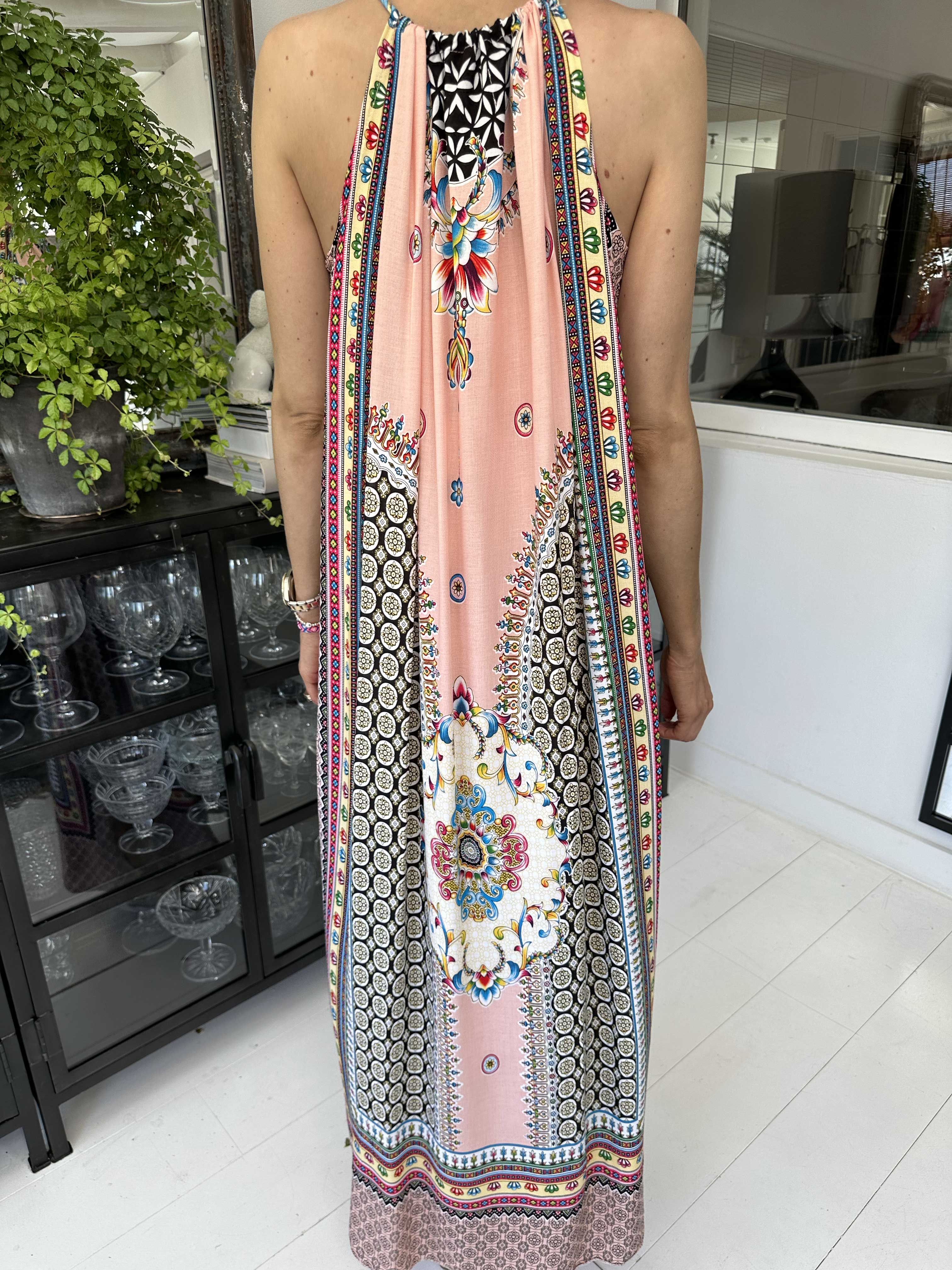 Elina - Lång färgad mönstrad klänning med vridna axelband